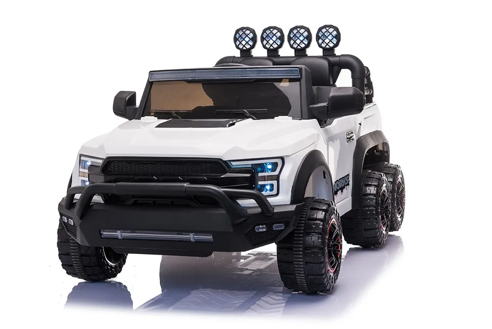 बच्चे 2 सीटर 6 पहियों वाली बड़ी कार पर सवारी करते हैं